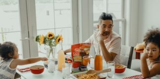 W jaki sposób dieta wpływa na rozwój fizyczny dziecka i jakie produkty warto włączyć do codziennego jadłospisu?