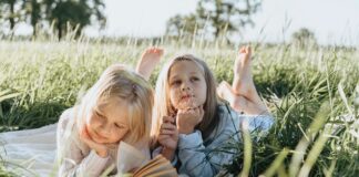 Jakie są najważniejsze czynniki wpływające na rozwój językowy dziecka?