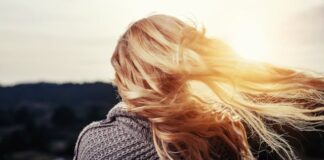 Prosty sposób na poprawę stanu fryzury dzięki pudru na głowę